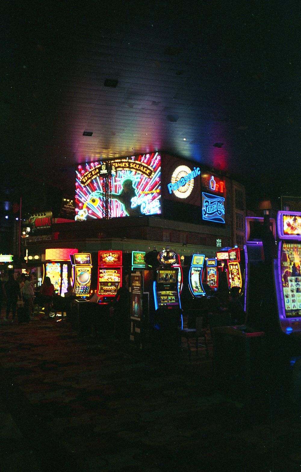 Suasana kasino dengan lampu neon, ilustrasi meja live casino dealer langsung