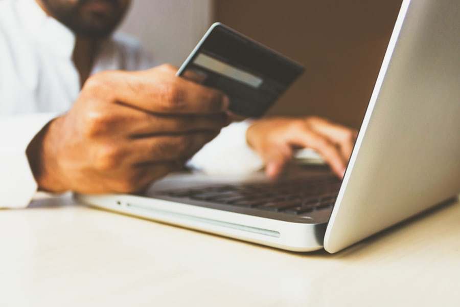 Pembayaran digital lewat ponsel dan kartu, ilustrasi bonus deposit harian