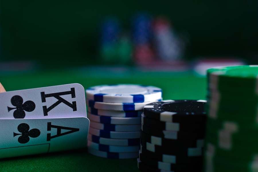 Kartu remi dan chip poker di atas meja felt hijau, ilustrasi kategori poker online